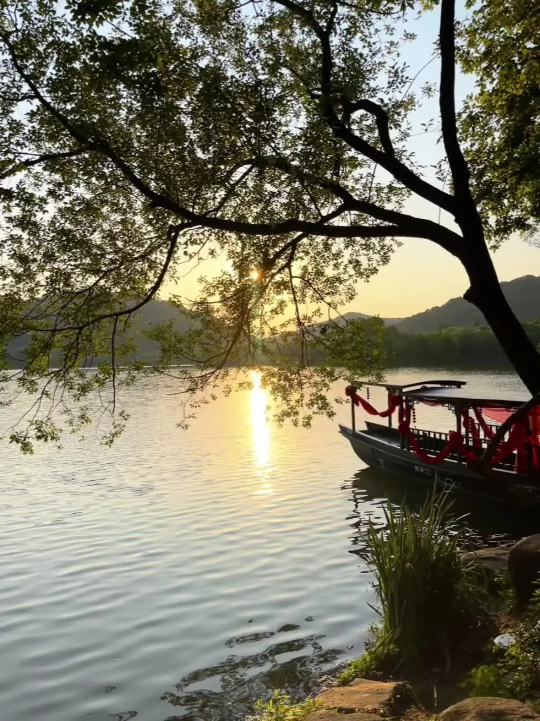 九游体育app官网一抹夕阳好意思如画 山水之间 落日余光映晚霞一 好意思景配好意思曲令东说念主烂醉-九游会体育 ag九游会登录j9入口 j9九游会登录入口首页